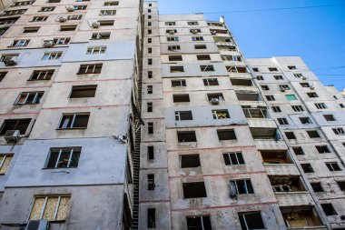 Kharkiv, Ukrayna, 22 Eylül 2024. Rusya 'nın Kharkiv' in Shevchenkivsky ilçesindeki bir yerleşim yerine düzenlediği ve 21 kişinin yaralanmasına ve ciddi hasara yol açan saldırıdan sonra.