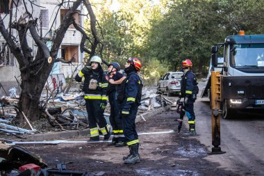 Kharkiv, Ukrayna, 22 Eylül 2024. Rusya 'nın Kharkiv' in Shevchenkivsky ilçesindeki bir yerleşim yerine düzenlediği ve 21 kişinin yaralanmasına ve ciddi hasara yol açan saldırıdan sonra.