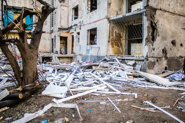 Kharkiv, Ukrayna, 22 Eylül 2024. Rusya 'nın Kharkiv' in Shevchenkivsky ilçesindeki bir yerleşim yerine düzenlediği ve 21 kişinin yaralanmasına ve ciddi hasara yol açan saldırıdan sonra.
