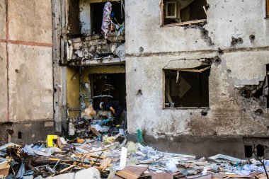 Kharkiv, Ukrayna, 22 Eylül 2024. Rusya 'nın Kharkiv' in Shevchenkivsky ilçesindeki bir yerleşim yerine düzenlediği ve 21 kişinin yaralanmasına ve ciddi hasara yol açan saldırıdan sonra.