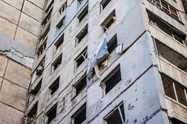 Kharkiv, Ukrayna, 22 Eylül 2024. Rusya 'nın Kharkiv' in Shevchenkivsky ilçesindeki bir yerleşim yerine düzenlediği ve 21 kişinin yaralanmasına ve ciddi hasara yol açan saldırıdan sonra.