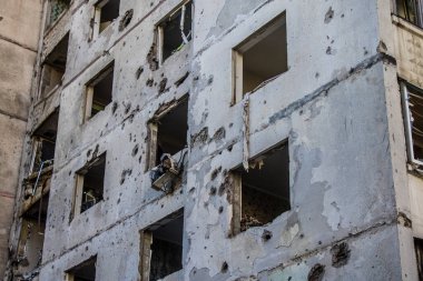 Kharkiv, Ukrayna, 22 Eylül 2024. Rusya 'nın Kharkiv' in Shevchenkivsky ilçesindeki bir yerleşim yerine düzenlediği ve 21 kişinin yaralanmasına ve ciddi hasara yol açan saldırıdan sonra.