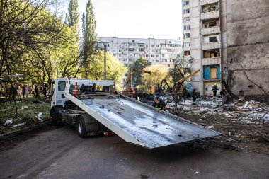 Kharkiv, Ukrayna, 22 Eylül 2024. Rusya 'nın Kharkiv' in Shevchenkivsky ilçesindeki bir yerleşim yerine düzenlediği ve 21 kişinin yaralanmasına ve ciddi hasara yol açan saldırıdan sonra.