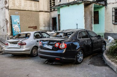 Kharkiv, Ukrayna, 22 Eylül 2024. Rusya 'nın Kharkiv' in Shevchenkivsky ilçesindeki bir yerleşim yerine düzenlediği ve 21 kişinin yaralanmasına ve ciddi hasara yol açan saldırıdan sonra.