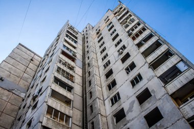 Kharkiv, Ukrayna, 22 Eylül 2024. Rusya 'nın Kharkiv' in Shevchenkivsky ilçesindeki bir yerleşim yerine düzenlediği ve 21 kişinin yaralanmasına ve ciddi hasara yol açan saldırıdan sonra.