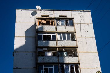 Kharkiv, Ukrayna, 22 Eylül 2024. Rusya 'nın Kharkiv' in Shevchenkivsky ilçesindeki bir yerleşim yerine düzenlediği ve 21 kişinin yaralanmasına ve ciddi hasara yol açan saldırıdan sonra.