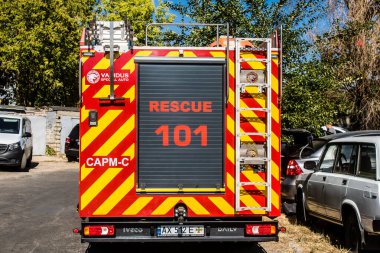 Kharkiv, Ukrayna, 22 Eylül 2024. Rusya 'nın Kharkiv' in Shevchenkivsky ilçesindeki bir yerleşim yerine düzenlediği ve 21 kişinin yaralanmasına ve ciddi hasara yol açan saldırıdan sonra.