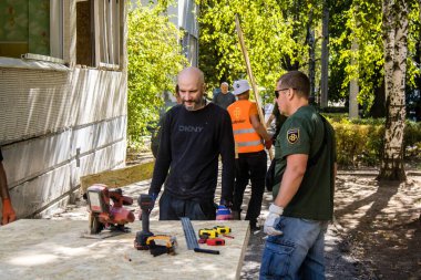 Kharkiv, Ukrayna, 22 Eylül 2024 'te Rusya' nın Shevchenkivsky bölgesinde bir ilkokula düzenlediği saldırıdan sonra. Patlama cam ve metal parçaları büyük hasara yol açtı..