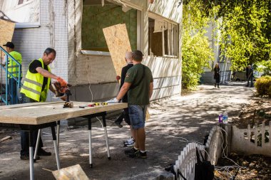 Kharkiv, Ukrayna, 22 Eylül 2024 'te Rusya' nın Shevchenkivsky bölgesinde bir ilkokula düzenlediği saldırıdan sonra. Patlama cam ve metal parçaları büyük hasara yol açtı..