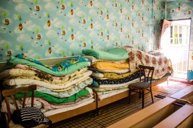 Kharkiv, Ukrayna, 22 Eylül 2024 'te Rusya' nın Shevchenkivsky bölgesinde bir ilkokula düzenlediği saldırıdan sonra. Patlama cam ve metal parçaları büyük hasara yol açtı..