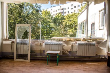 Kharkiv, Ukrayna, 22 Eylül 2024 'te Rusya' nın Shevchenkivsky bölgesinde bir ilkokula düzenlediği saldırıdan sonra. Patlama cam ve metal parçaları büyük hasara yol açtı..