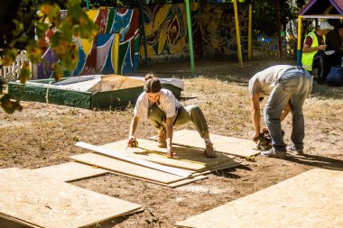 Kharkiv, Ukrayna, 22 Eylül 2024 'te Rusya' nın Shevchenkivsky bölgesinde bir ilkokula düzenlediği saldırıdan sonra. Patlama cam ve metal parçaları büyük hasara yol açtı..
