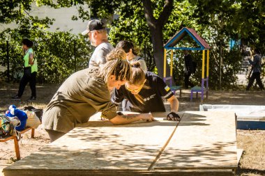 Kharkiv, Ukrayna, 22 Eylül 2024 'te Rusya' nın Shevchenkivsky bölgesinde bir ilkokula düzenlediği saldırıdan sonra. Patlama cam ve metal parçaları büyük hasara yol açtı..