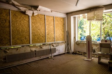 Kharkiv, Ukrayna, 22 Eylül 2024 'te Rusya' nın Shevchenkivsky bölgesinde bir ilkokula düzenlediği saldırıdan sonra. Patlama cam ve metal parçaları büyük hasara yol açtı..