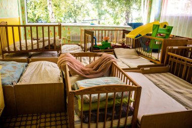 Kharkiv, Ukrayna, 22 Eylül 2024 'te Rusya' nın Shevchenkivsky bölgesinde bir ilkokula düzenlediği saldırıdan sonra. Patlama cam ve metal parçaları büyük hasara yol açtı..