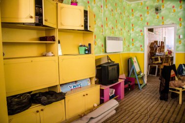 Kharkiv, Ukrayna, 22 Eylül 2024 'te Rusya' nın Shevchenkivsky bölgesinde bir ilkokula düzenlediği saldırıdan sonra. Patlama cam ve metal parçaları büyük hasara yol açtı..