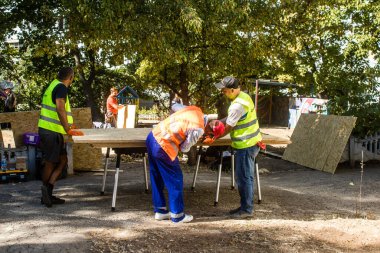 Kharkiv, Ukrayna, 22 Eylül 2024 'te Rusya' nın Shevchenkivsky bölgesinde bir ilkokula düzenlediği saldırıdan sonra. Patlama cam ve metal parçaları büyük hasara yol açtı..