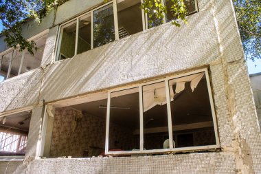 Kharkiv, Ukrayna, 22 Eylül 2024 'te Rusya' nın Shevchenkivsky bölgesinde bir ilkokula düzenlediği saldırıdan sonra. Patlama cam ve metal parçaları büyük hasara yol açtı..