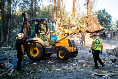 Kharkiv, Ukrayna, 24 Eylül 2024 KAB sınıfı bir savaş başlığıyla donatılmış bir Rus bombardıman uçağı Kharkiv 'deki bir yerleşim yerini kısmen yok etti. Kurtarma ekipleri saldırı mahallinde..
