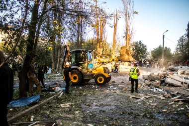 Kharkiv, Ukrayna, 24 Eylül 2024 KAB sınıfı bir savaş başlığıyla donatılmış bir Rus bombardıman uçağı Kharkiv 'deki bir yerleşim yerini kısmen yok etti. Kurtarma ekipleri saldırı mahallinde..
