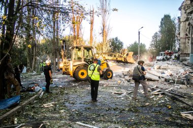 Kharkiv, Ukrayna, 24 Eylül 2024 KAB sınıfı bir savaş başlığıyla donatılmış bir Rus bombardıman uçağı Kharkiv 'deki bir yerleşim yerini kısmen yok etti. Kurtarma ekipleri saldırı mahallinde..