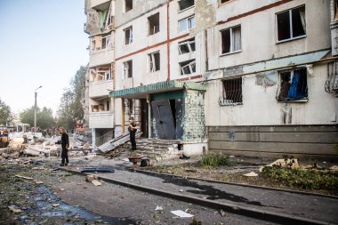 Kharkiv, Ukrayna, 24 Eylül 2024 KAB sınıfı bir savaş başlığıyla donatılmış bir Rus bombardıman uçağı Kharkiv 'deki bir yerleşim yerini kısmen yok etti. Kurtarma ekipleri saldırı mahallinde..