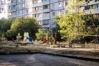 Kharkiv, Ukrayna, 24 Eylül 2024 KAB sınıfı bir savaş başlığıyla donatılmış bir Rus bombardıman uçağı Kharkiv 'deki bir yerleşim yerini kısmen yok etti. Kurtarma ekipleri saldırı mahallinde..