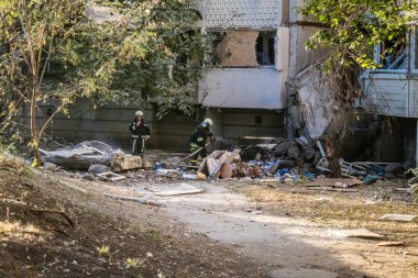 Kharkiv, Ukrayna, 24 Eylül 2024 KAB sınıfı bir savaş başlığıyla donatılmış bir Rus bombardıman uçağı Kharkiv 'deki bir yerleşim yerini kısmen yok etti. Kurtarma ekipleri saldırı mahallinde..