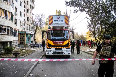 Kharkiv, Ukrayna, 24 Eylül 2024 KAB sınıfı bir savaş başlığıyla donatılmış bir Rus bombardıman uçağı Kharkiv 'deki bir yerleşim yerini kısmen yok etti. Kurtarma ekipleri saldırı mahallinde..