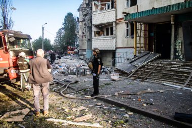 Kharkiv, Ukrayna, 24 Eylül 2024 KAB sınıfı bir savaş başlığıyla donatılmış bir Rus bombardıman uçağı Kharkiv 'deki bir yerleşim yerini kısmen yok etti. Kurtarma ekipleri saldırı mahallinde..