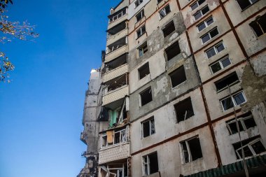 Kharkiv, Ukrayna, 24 Eylül 2024 KAB sınıfı bir savaş başlığıyla donatılmış bir Rus bombardıman uçağı Kharkiv 'deki bir yerleşim yerini kısmen yok etti. Kurtarma ekipleri saldırı mahallinde..