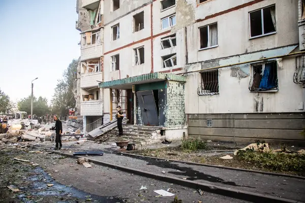 Kharkiv, Ukrayna, 24 Eylül 2024 KAB sınıfı bir savaş başlığıyla donatılmış bir Rus bombardıman uçağı Kharkiv 'deki bir yerleşim yerini kısmen yok etti. Kurtarma ekipleri saldırı mahallinde..