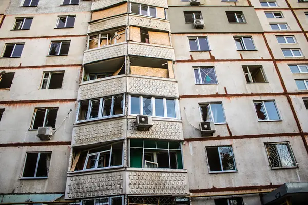 Kharkiv, Ukrayna, 24 Eylül 2024 KAB sınıfı bir savaş başlığıyla donatılmış bir Rus bombardıman uçağı Kharkiv 'deki bir yerleşim yerini kısmen yok etti. Kurtarma ekipleri saldırı mahallinde..