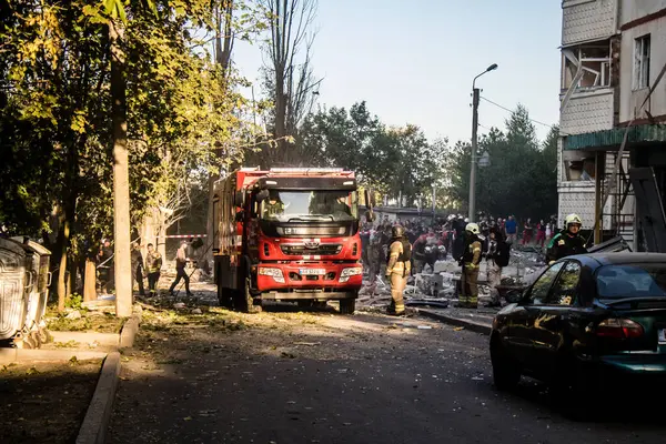 Kharkiv, Ukrayna, 24 Eylül 2024 KAB sınıfı bir savaş başlığıyla donatılmış bir Rus bombardıman uçağı Kharkiv 'deki bir yerleşim yerini kısmen yok etti. Kurtarma ekipleri saldırı mahallinde..