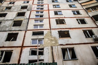 Kharkiv, Ukrayna, 24 Eylül 2024 KAB sınıfı bir savaş başlığıyla donatılmış bir Rus bombardıman uçağı Kharkiv 'deki bir yerleşim yerini kısmen yok etti. Kurtarma ekipleri saldırı mahallinde..