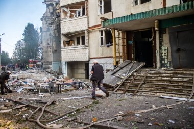 Kharkiv, Ukrayna, 24 Eylül 2024 KAB sınıfı bir savaş başlığıyla donatılmış bir Rus bombardıman uçağı Kharkiv 'deki bir yerleşim yerini kısmen yok etti. Kurtarma ekipleri saldırı mahallinde..