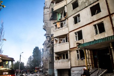 Kharkiv, Ukrayna, 24 Eylül 2024 KAB sınıfı bir savaş başlığıyla donatılmış bir Rus bombardıman uçağı Kharkiv 'deki bir yerleşim yerini kısmen yok etti. Kurtarma ekipleri saldırı mahallinde..