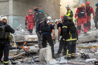 Kharkiv, Ukrayna, 24 Eylül 2024 KAB sınıfı bir savaş başlığıyla donatılmış bir Rus bombardıman uçağı Kharkiv 'deki bir yerleşim yerini kısmen yok etti. Kurtarma ekipleri saldırı mahallinde..