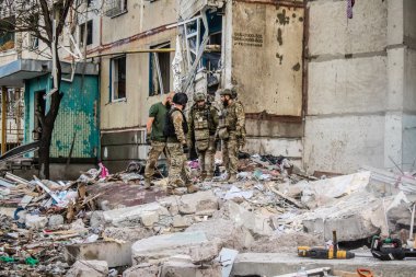 Kharkiv, Ukrayna, 24 Eylül 2024 KAB sınıfı bir savaş başlığıyla donatılmış bir Rus bombardıman uçağı Kharkiv 'deki bir yerleşim yerini kısmen yok etti. Kurtarma ekipleri saldırı mahallinde..