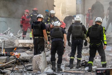 Kharkiv, Ukrayna, 24 Eylül 2024 KAB sınıfı bir savaş başlığıyla donatılmış bir Rus bombardıman uçağı Kharkiv 'deki bir yerleşim yerini kısmen yok etti. Kurtarma ekipleri saldırı mahallinde..