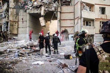Kharkiv, Ukrayna, 24 Eylül 2024 KAB sınıfı bir savaş başlığıyla donatılmış bir Rus bombardıman uçağı Kharkiv 'deki bir yerleşim yerini kısmen yok etti. Kurtarma ekipleri saldırı mahallinde..