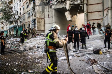 Kharkiv, Ukrayna, 24 Eylül 2024 KAB sınıfı bir savaş başlığıyla donatılmış bir Rus bombardıman uçağı Kharkiv 'deki bir yerleşim yerini kısmen yok etti. Kurtarma ekipleri saldırı mahallinde..
