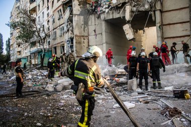 Kharkiv, Ukrayna, 24 Eylül 2024 KAB sınıfı bir savaş başlığıyla donatılmış bir Rus bombardıman uçağı Kharkiv 'deki bir yerleşim yerini kısmen yok etti. Kurtarma ekipleri saldırı mahallinde..