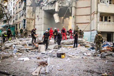 Kharkiv, Ukrayna, 24 Eylül 2024 KAB sınıfı bir savaş başlığıyla donatılmış bir Rus bombardıman uçağı Kharkiv 'deki bir yerleşim yerini kısmen yok etti. Kurtarma ekipleri saldırı mahallinde..
