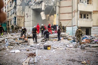 Kharkiv, Ukrayna, 24 Eylül 2024 KAB sınıfı bir savaş başlığıyla donatılmış bir Rus bombardıman uçağı Kharkiv 'deki bir yerleşim yerini kısmen yok etti. Kurtarma ekipleri saldırı mahallinde..