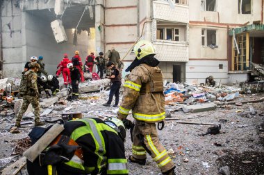 Kharkiv, Ukrayna, 24 Eylül 2024 KAB sınıfı bir savaş başlığıyla donatılmış bir Rus bombardıman uçağı Kharkiv 'deki bir yerleşim yerini kısmen yok etti. Kurtarma ekipleri saldırı mahallinde..