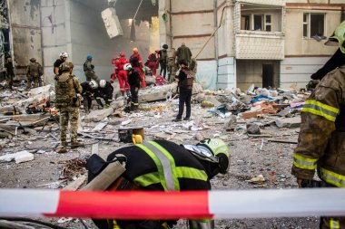 Kharkiv, Ukrayna, 24 Eylül 2024 KAB sınıfı bir savaş başlığıyla donatılmış bir Rus bombardıman uçağı Kharkiv 'deki bir yerleşim yerini kısmen yok etti. Kurtarma ekipleri saldırı mahallinde..