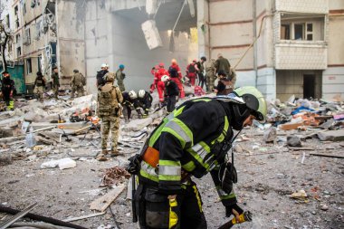 Kharkiv, Ukrayna, 24 Eylül 2024 KAB sınıfı bir savaş başlığıyla donatılmış bir Rus bombardıman uçağı Kharkiv 'deki bir yerleşim yerini kısmen yok etti. Kurtarma ekipleri saldırı mahallinde..