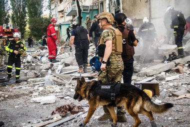 Kharkiv, Ukrayna, 24 Eylül 2024 KAB sınıfı bir savaş başlığıyla donatılmış bir Rus bombardıman uçağı Kharkiv 'deki bir yerleşim yerini kısmen yok etti. Kurtarma ekipleri saldırı mahallinde..