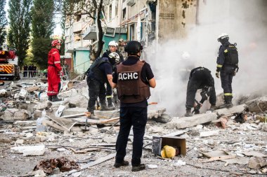 Kharkiv, Ukrayna, 24 Eylül 2024 KAB sınıfı bir savaş başlığıyla donatılmış bir Rus bombardıman uçağı Kharkiv 'deki bir yerleşim yerini kısmen yok etti. Kurtarma ekipleri saldırı mahallinde..